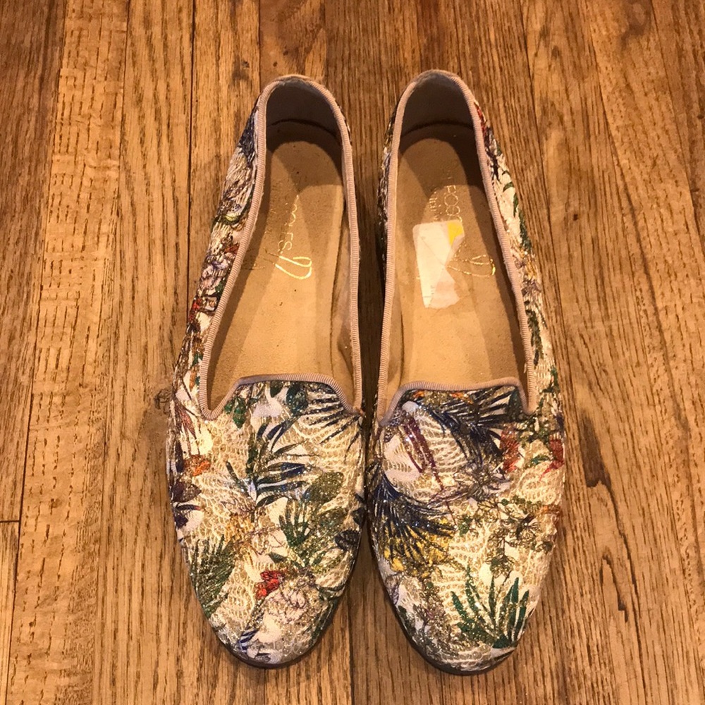 Women’s unique detailed flats